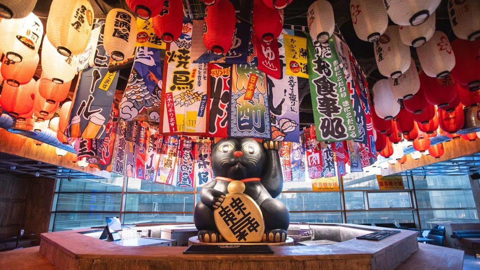 Farolillos japoneses y cartelería sobre la barra de NÖMI